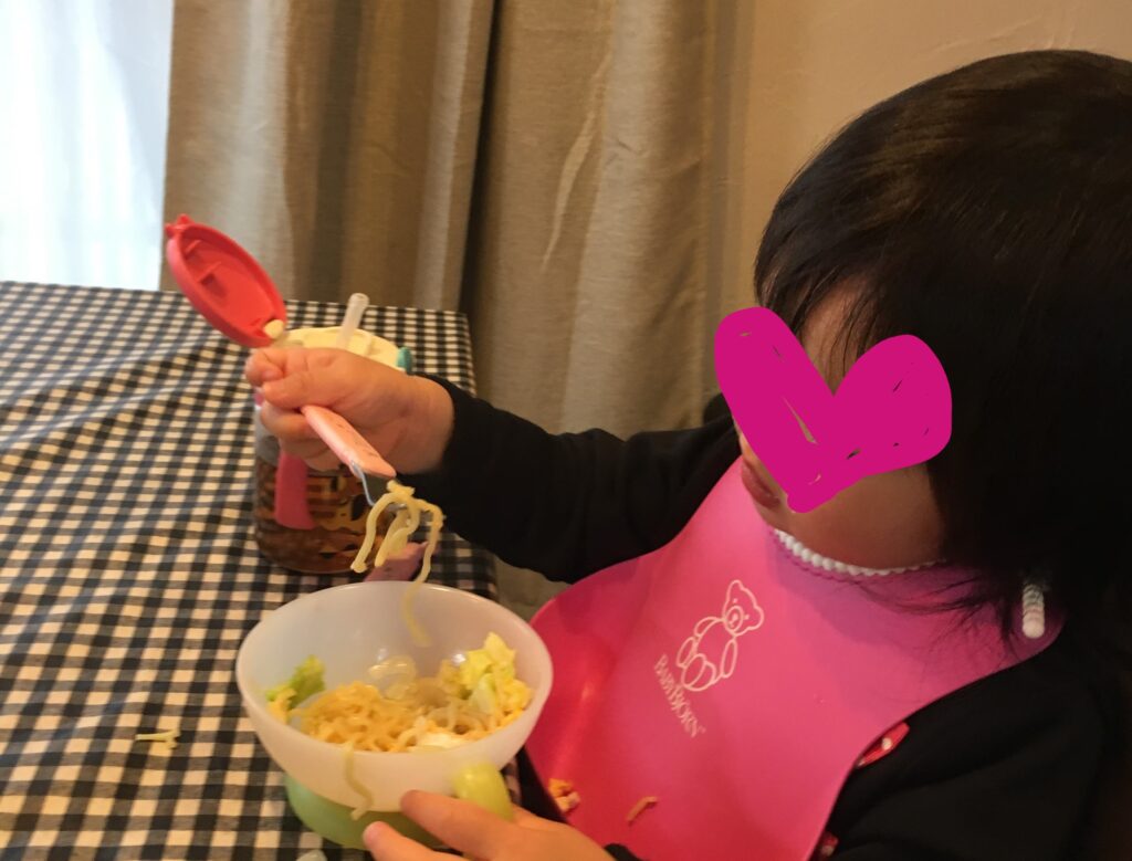 小さい子供の食事の世話